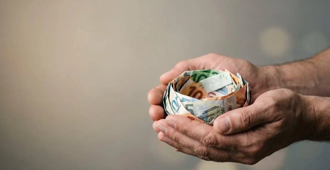 Main tenant un livret d'épargne avec symbole de protection financière et croissance