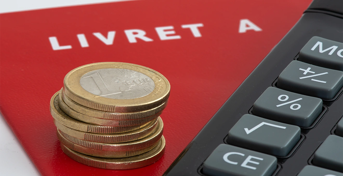 Livret d'épargne réglementé français ouvert montrant les pages intérieures avec colonnes et lignes d'enregistrement des opérations